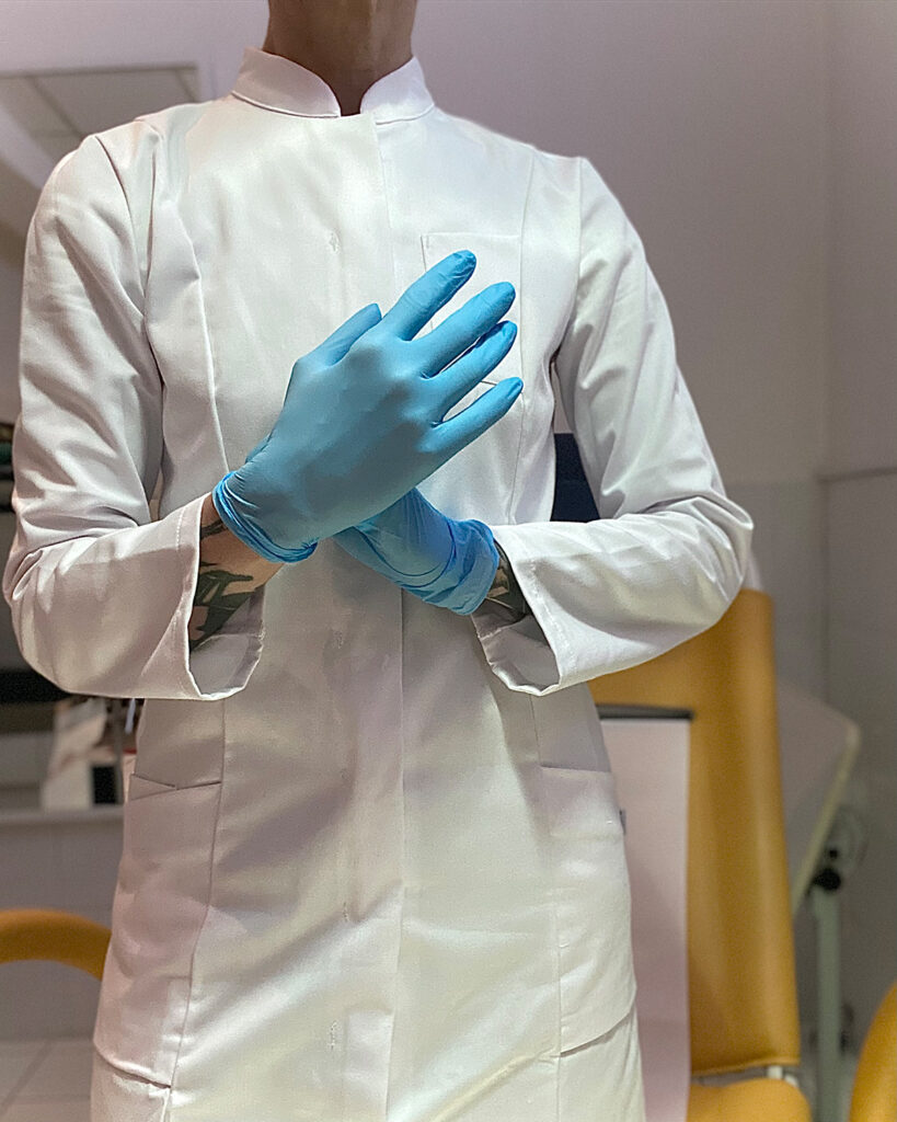 Anges Winter Kittel blaue Latexhandschuhe Klinik